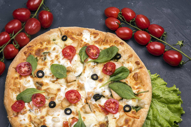 Zeytin dilimleri ve yeşil salata soslu pizza. - Fotoğraf, Görsel