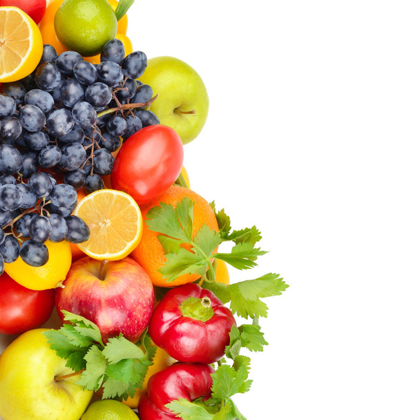 Frutas e legumes isolados em um fundo branco. Espaço livre
 - Foto, Imagem