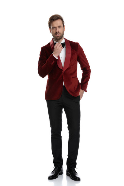 moda model noszenie czerwony aksamit smokingu i czarny muszka - Zdjęcie, obraz