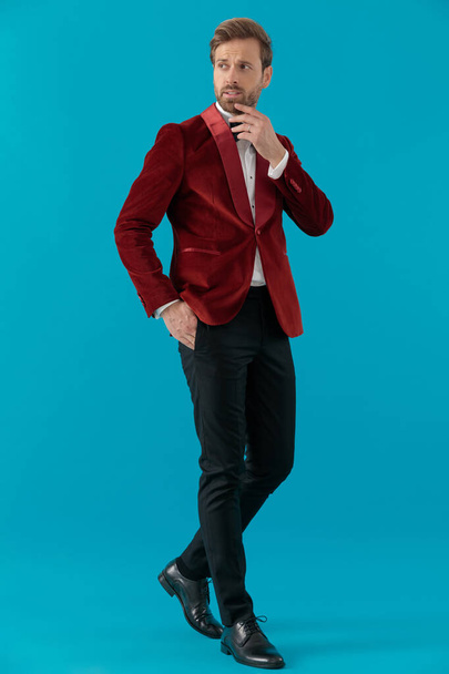 κομψός άντρας της μόδας φορώντας κόκκινο βελούδινο σμόκιν  - Φωτογραφία, εικόνα