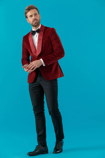 赤いベルベットのタキシードを着たエレガントなファッションの男  - 写真・画像