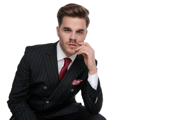 elegáns fiatal üzletember visel dupla mellű öltöny és piros t - Fotó, kép
