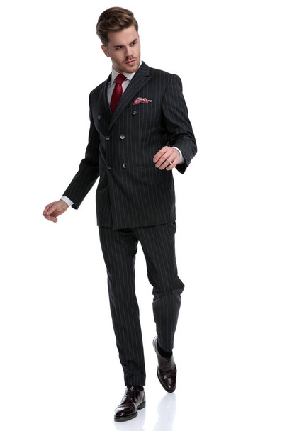 divat modern üzletember visel dupla mellű öltöny és piros  - Fotó, kép