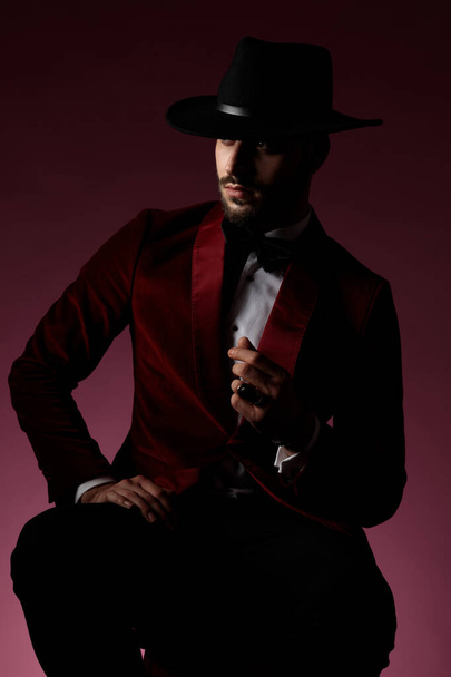 νέο μοντέλο μόδας φορώντας κόκκινο βελούδινο σμόκιν και καπέλο - Φωτογραφία, εικόνα