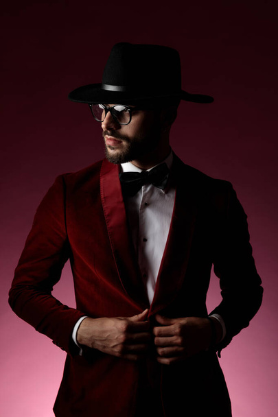 modelo de moda de confianza con esmoquin de terciopelo rojo y sombrero
 - Foto, Imagen