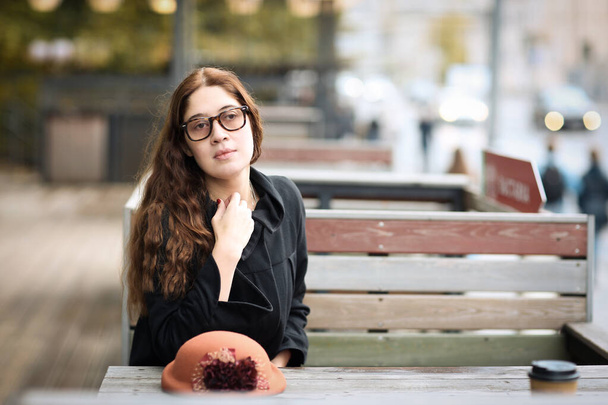 joven mujer en miopía corrección gafas calle café de cerca po
 - Foto, imagen