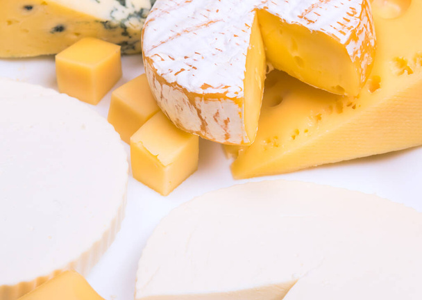 Divers fromages laitiers sur fond blanc
 - Photo, image