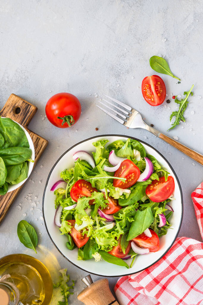 Salade verte aux feuilles fraîches et tomates
. - Photo, image