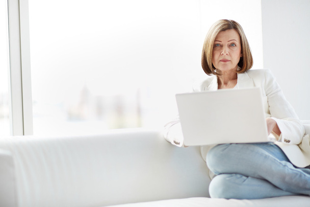 Woman using laptop - Φωτογραφία, εικόνα