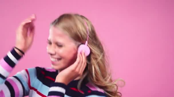 Teenage Girl With Headphones Dancing - Filmmaterial, Video