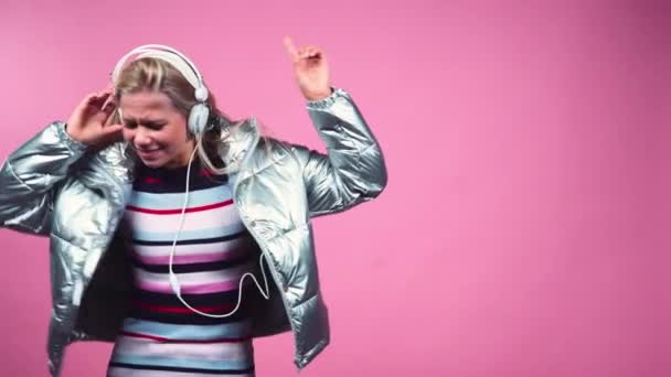 Teenage Girl Putting On Headphones - Filmati, video