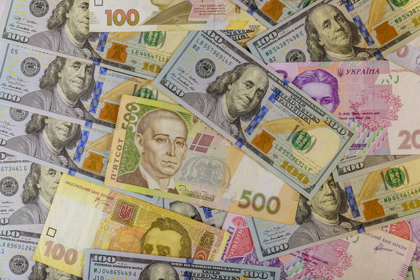 Ukrayna parası ve parası yatırımı finanse ediyor Amerikan doları banknotları - Fotoğraf, Görsel