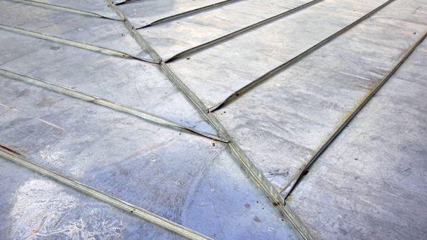 Архітектурні деталі металевого даху
 - Фото, зображення