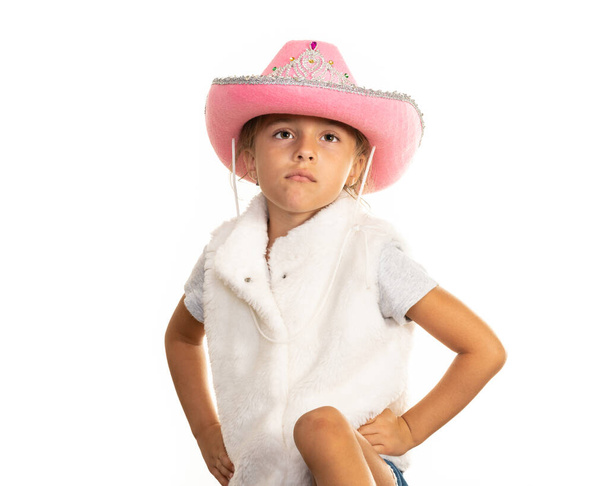 Kislány pózol Cowboy kalapban - Fotó, kép