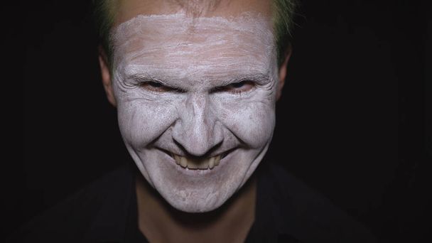 Clown Halloween uomo ritratto. Primo piano di una faccia da pagliaccio malvagio. Trucco viso bianco
 - Foto, immagini