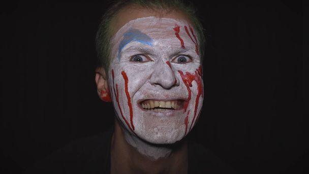 Pelle Halloween miehen muotokuva. Karmivat, pahat klovnit. Valkoinen kasvot meikki
 - Valokuva, kuva
