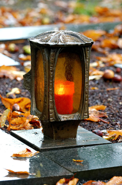 lanterna funeraria in un cimitero in una piovosa serata autunnale
 - Foto, immagini