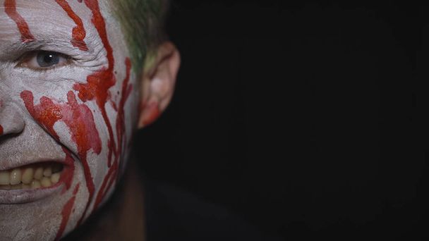 Clown Halloween uomo ritratto. Faccia di sangue da clown inquietanti e malvagi. Trucco viso bianco
 - Foto, immagini