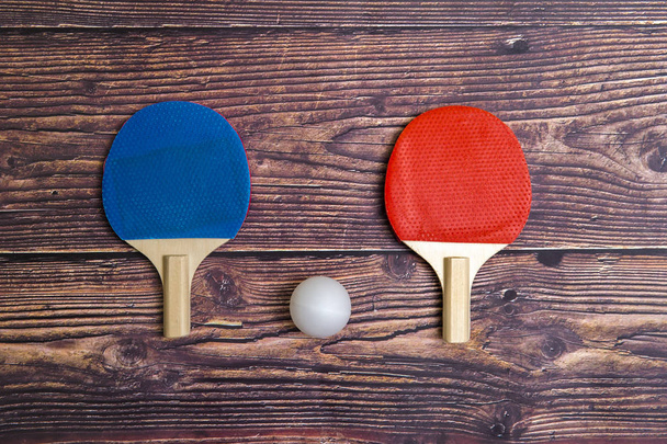 Dwie rakiety do gry w tenisa stołowego na drewnianym tle - Zdjęcie, obraz