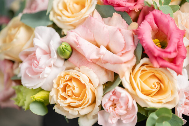 Close up Beautiful bouquet of mixed flowers. the work of the florist at a flower shop. Fresh cut flower. - Foto, imagen
