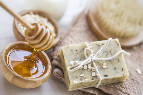 Jabón natural con avena, leche y miel
 - Foto, imagen