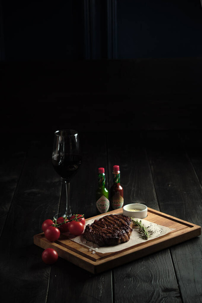 Steak de viande sur une planche de bois. menu restauration
 - Photo, image