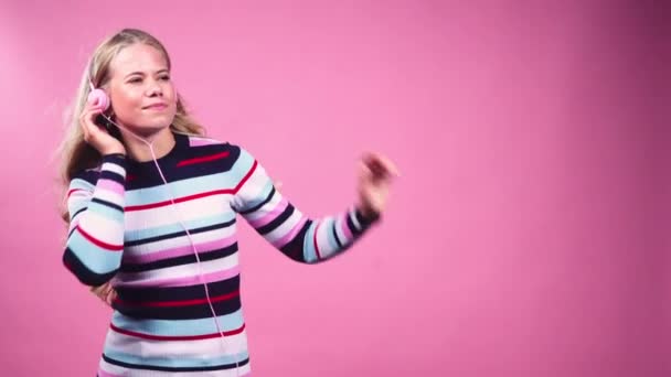 Teenage Girl With Headphones Dancing - Záběry, video