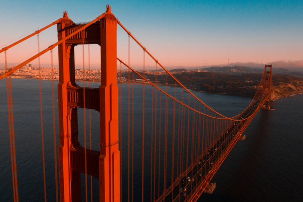 Légi napnyugta kilátás a Golden Gate hídra a Golden Gate Nemzeti Szabadidős Terület felett, San Franciscóban, Kaliforniában. - Fotó, kép