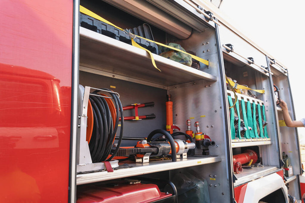 Camión de bomberos de cerca. Equipo embalado dentro del camión de bomberos
 - Foto, Imagen