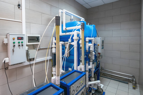 Automatizált számítógépes ózongenerátor tiszta ivóvíz ózonosítására a vízgyártó üzemben - Fotó, kép