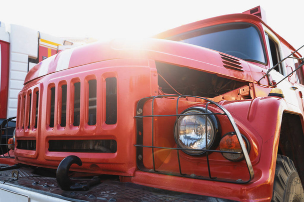 Κοντινό πλάνο του μεγάλου κόκκινου πυροσβεστικού φορτηγού με προβολείς και προφυλακτήρα - Φωτογραφία, εικόνα