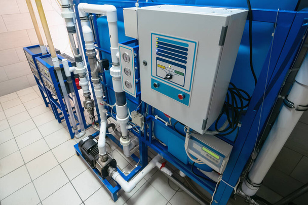 Automatizált számítógépes ózongenerátor tiszta ivóvíz ózonosítására a vízgyártó üzemben - Fotó, kép