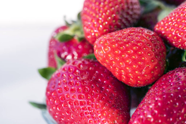 frische Erdbeeren hautnah in der Schüssel auf dem Tisch - Foto, Bild
