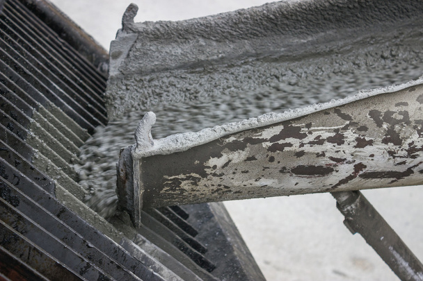 çimento kamyonu oluğu - Fotoğraf, Görsel