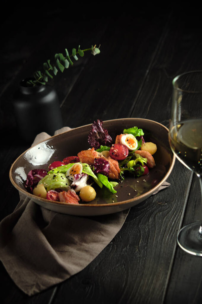 Cézár saláta lazaccal. étkezési menü - Fotó, kép