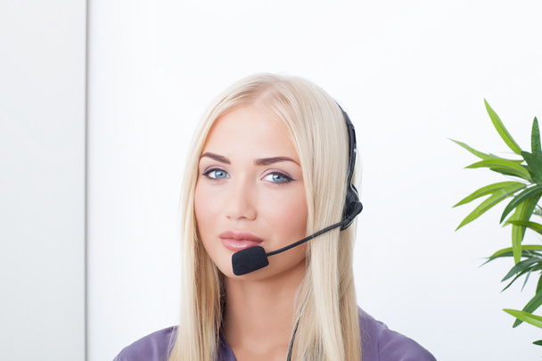 όμορφη ξανθιά, γυναίκα πελάτης υπηρεσία χειριστή που χρησιμοποιεί το ακουστικό - Φωτογραφία, εικόνα