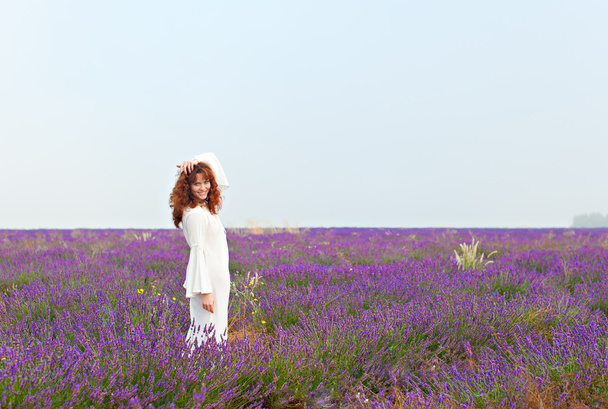 Punatukkainen valkoinen nainen laventelipellolla
, - Valokuva, kuva