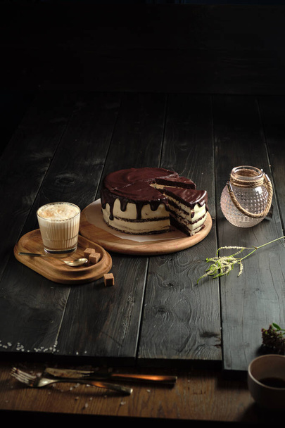 Schokoladenkuchen mit Buttercreme. Catering-Karte - Foto, Bild
