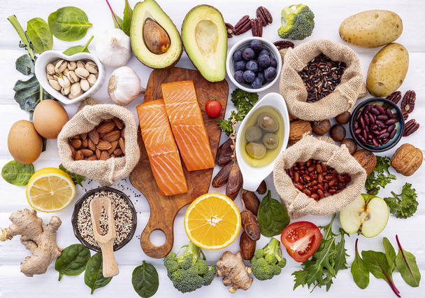 Ingredienti per la selezione di alimenti sani su sfondo bianco
. - Foto, immagini