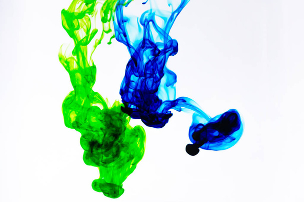 Voedsel kleur druppel en oplossen in water voor abstracte en achtergrond. - Foto, afbeelding