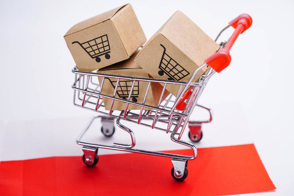 Box with shopping cart logo and Poland flag: Εισαγωγή Εξαγωγή Αγορές online ή ecommerce χρηματοδότηση παράδοση υπηρεσία κατάστημα προϊόντων ναυτιλία, εμπόριο, έννοια προμηθευτή - Φωτογραφία, εικόνα