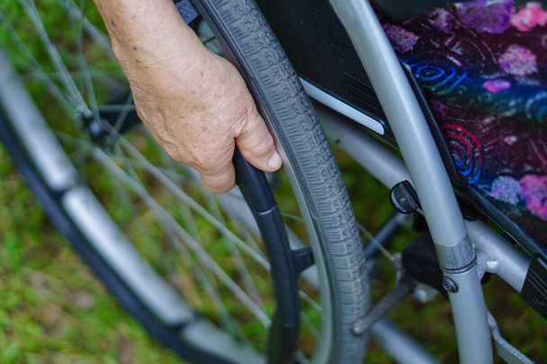 Asiática senior o anciana anciana mujer paciente en silla de ruedas en el parque: saludable fuerte concepto médico
 - Foto, imagen