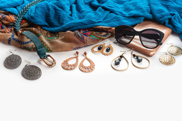 Női divat kiegészítők keleti stílusban, fehér alapon kék sál ékszerek szemüveg szíj kézitáska fülbevaló - Fotó, kép