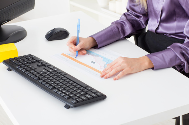 mladá žena v kanceláři činí finanční grafu - Fotografie, Obrázek