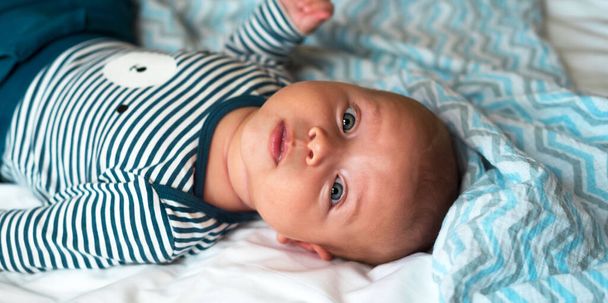 Banner bebê 4 meses em roupas deitado na cama Retrato close-up de um bebê bonito - Foto, Imagem