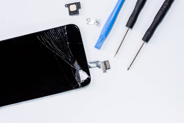 L'écran du smartphone cassé et besoin de réparer le smartphone
 - Photo, image