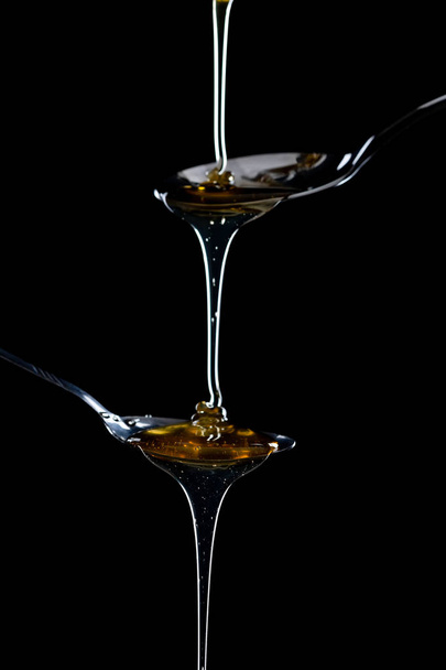 золотисто-сладкий мед, капающий с ложки
  - Фото, изображение