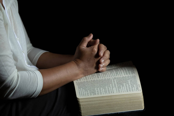 Duchowość i religia, ręce składane w modlitwie na Świętym bibl - Zdjęcie, obraz