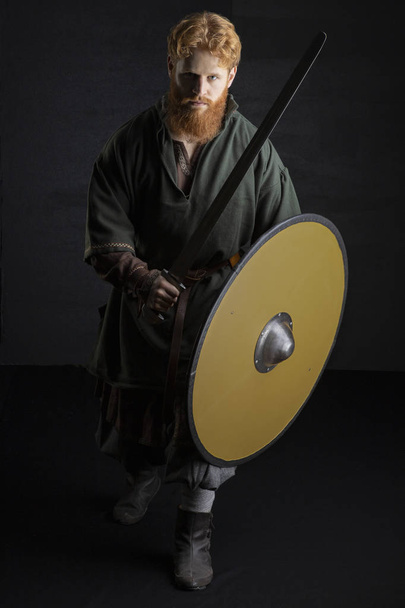Fiatal viking férfi vörös hajjal és szakállal. - Fotó, kép
