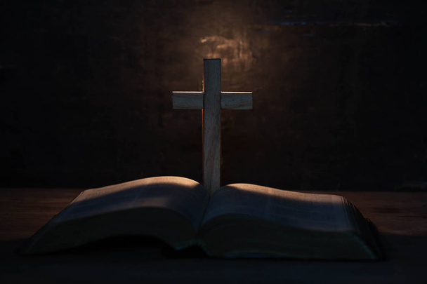  cruz e Bíblia sagrada na mesa de madeira
  - Foto, Imagem